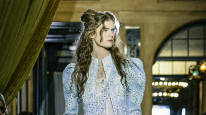 Desginer americana Anna Sui reforça seu trabalho enraizado na autenticidade em nova temporada