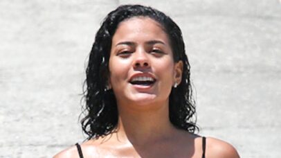 Magérrima, Bella Campos renova o bronzeado com look cavado na praia